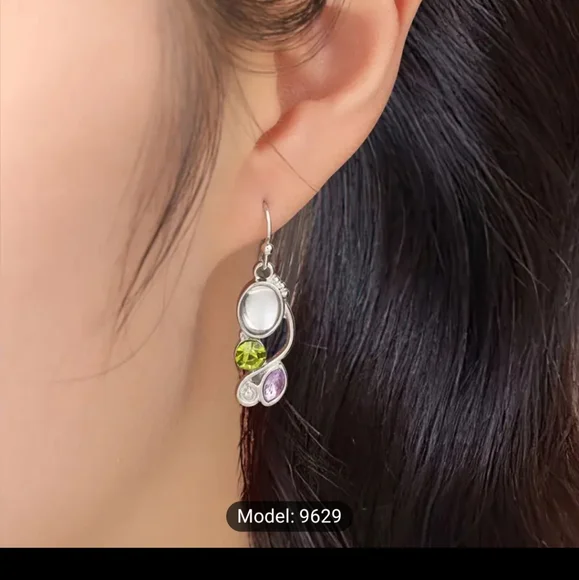 🛑3/$15 Elegant Silver moonstone Earrings - Picture 1 of 3